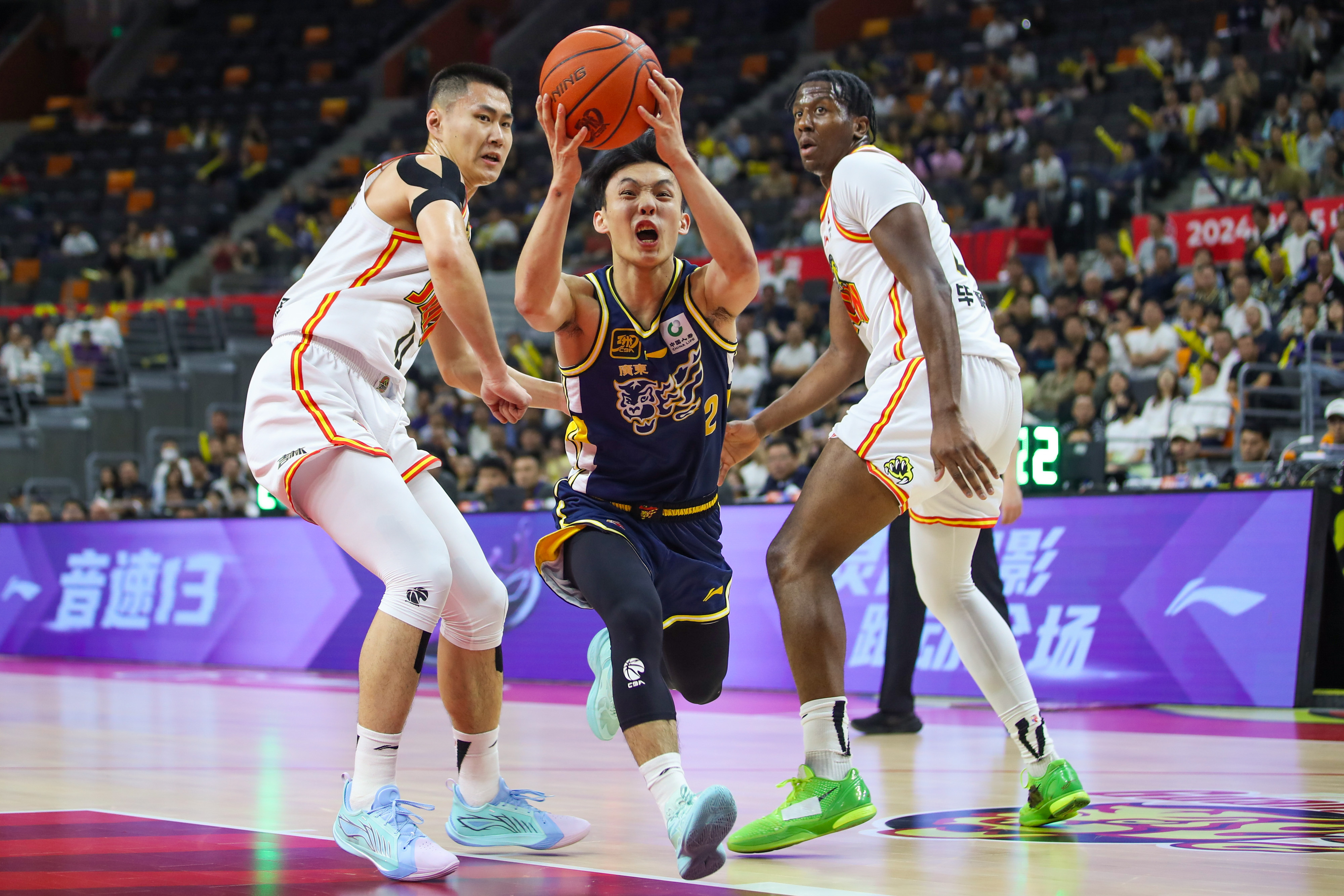 广东队力克深圳队，东契奇点燃赛场